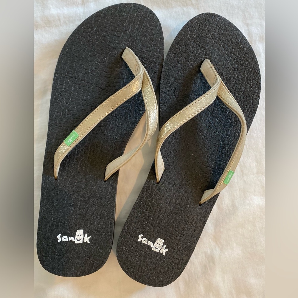 Sanuk Yoga Mat Gold Flip Flops, new without box, size 8